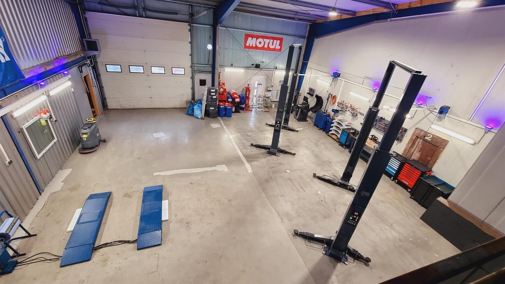 Eine Luftaufnahme einer Garage mit einem Motul-Schild an der Wand