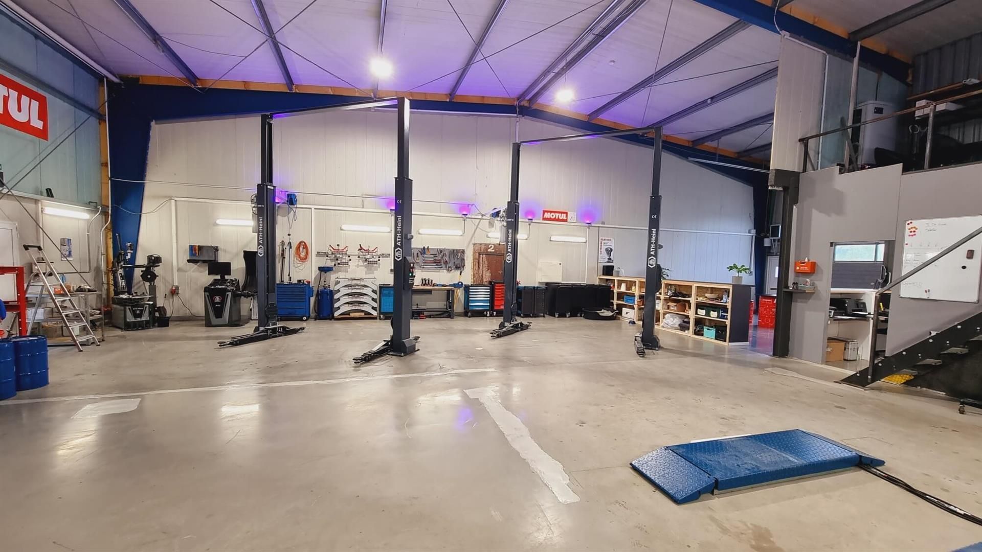 Eine leere Garage mit einem Motul-Schild an der Wand