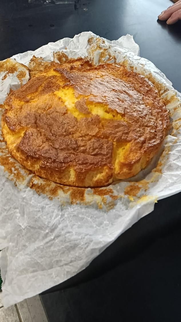 Pastel dorado horneado sobre papel pergamino.