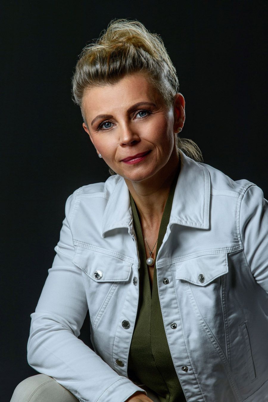 Zwei Frauen posieren vor einer Pflanze für ein Foto