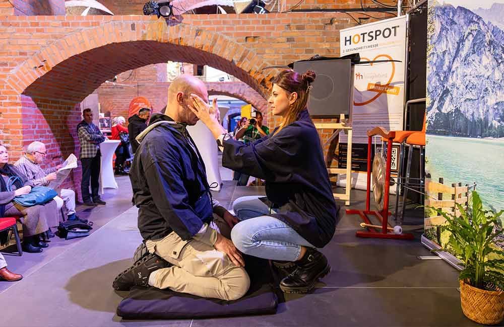 Eine Frau kniet neben einem Mann in einem Raum.