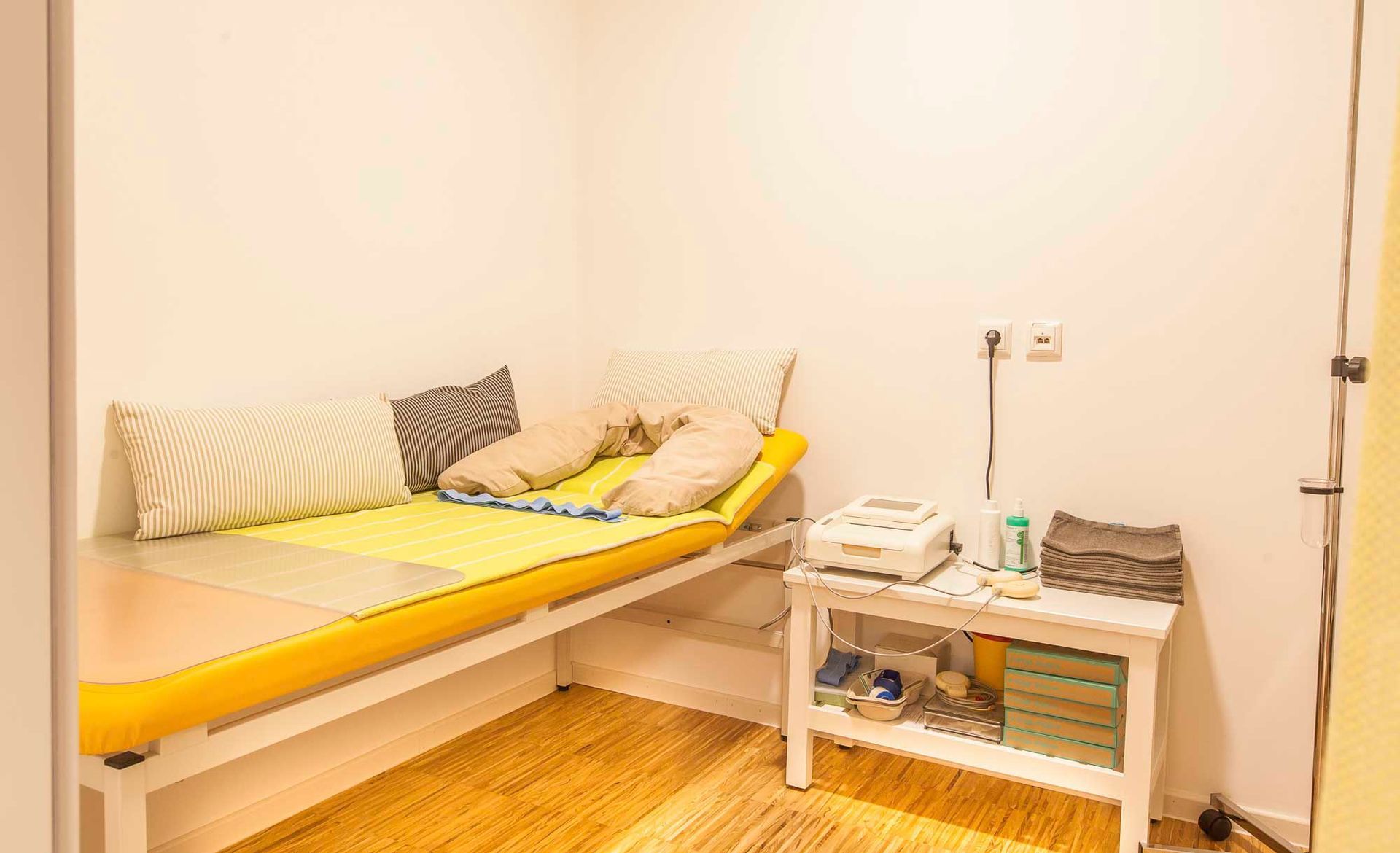 Ein Zimmer mit einem Bett und einem Tisch darin.