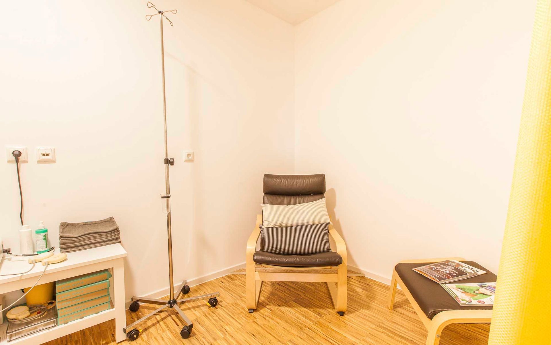 In der ecke des zimmers steht ein stuhl.