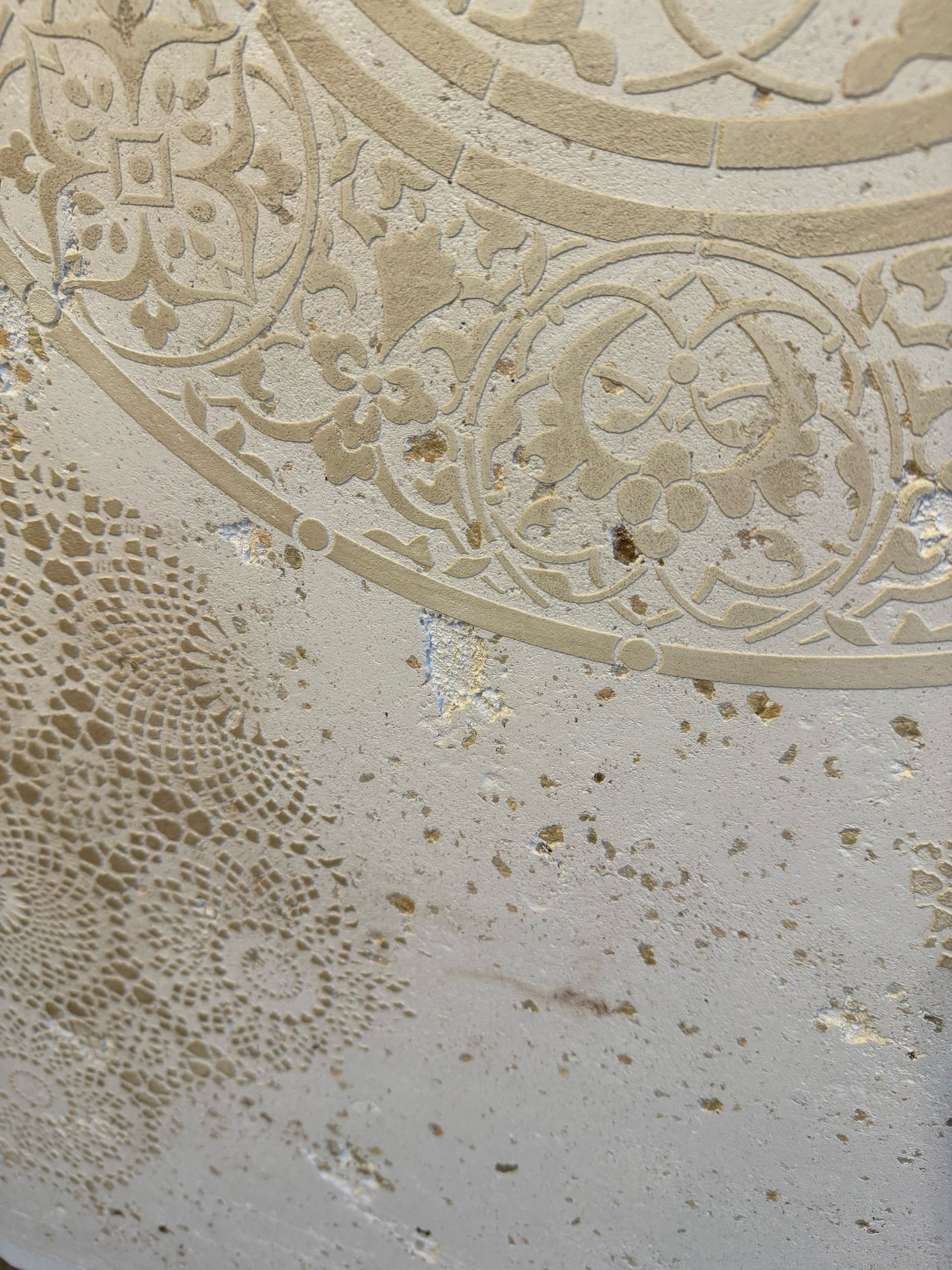 Nahaufnahme einer rissigen weissen Wand