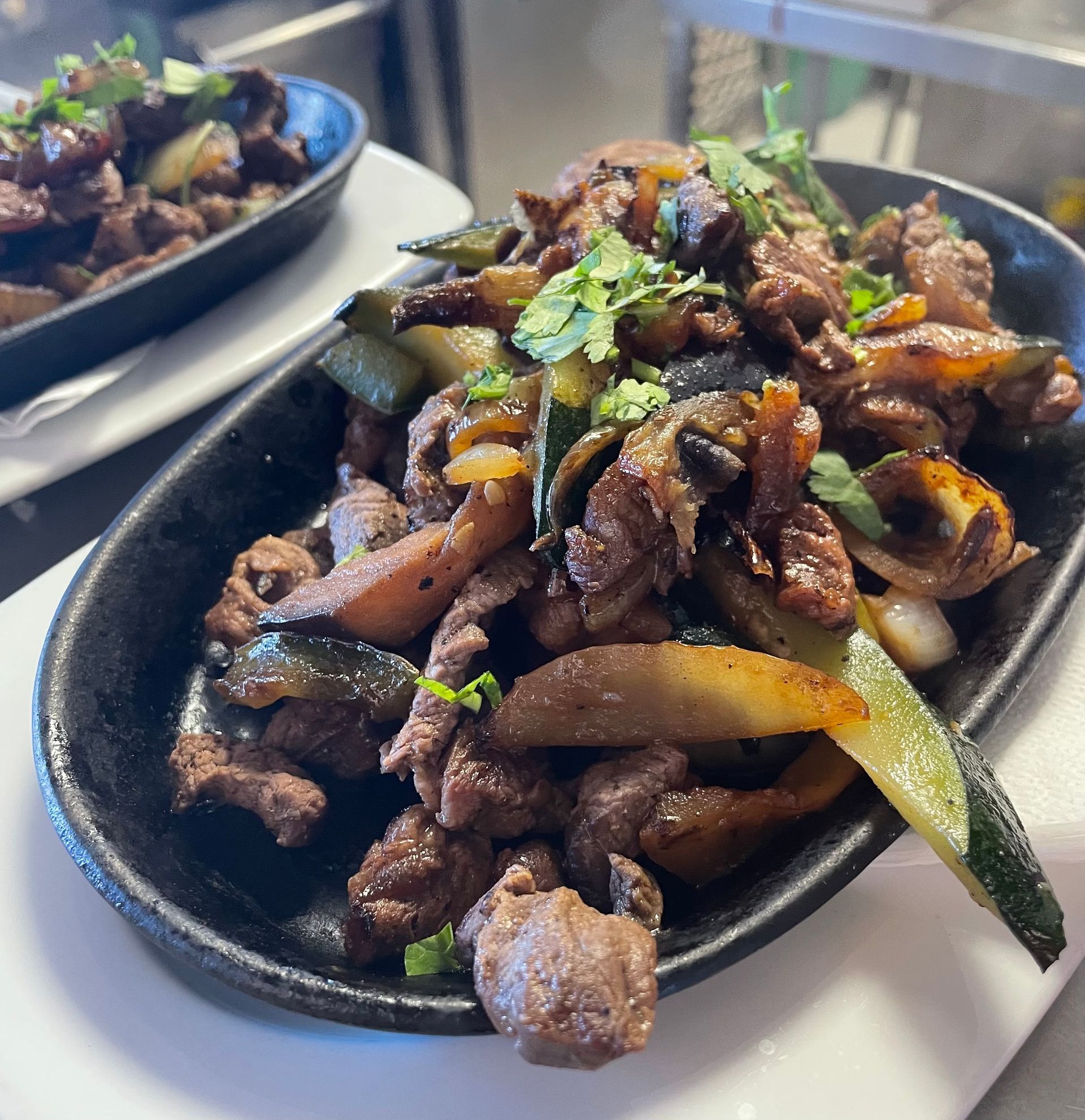 Un plato de comida con carne y verduras en una mesa.