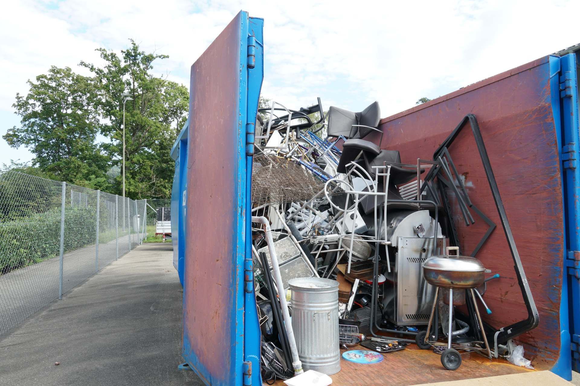 Ein Müllcontainer voller Müll und Gerümpel.