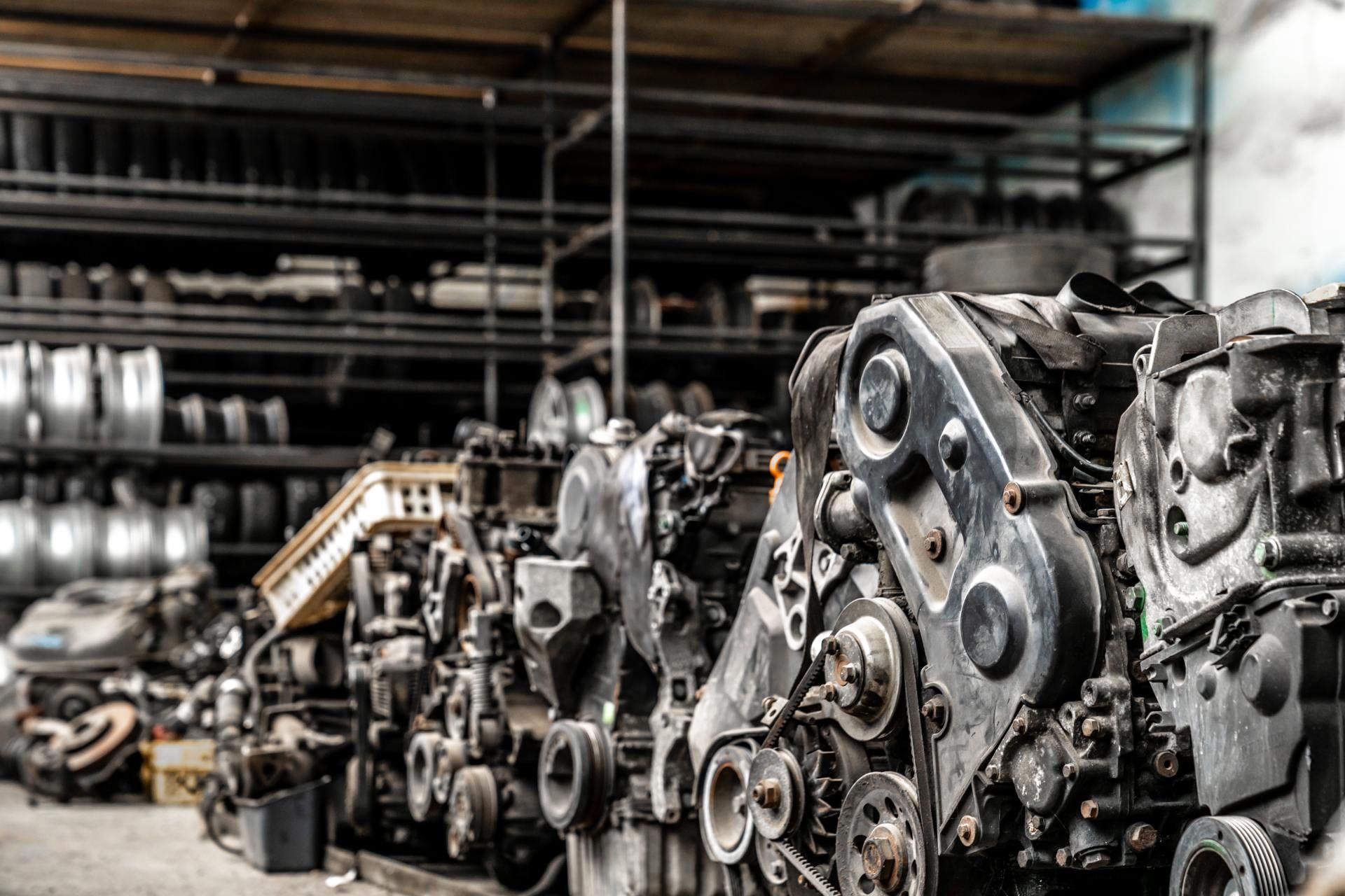 Ein Lagerhaus voller alter Motoren und Ersatzteile.