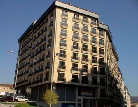 Un edificio grande con muchas ventanas y balcones.