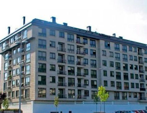 Un edificio grande con muchas ventanas y balcones.