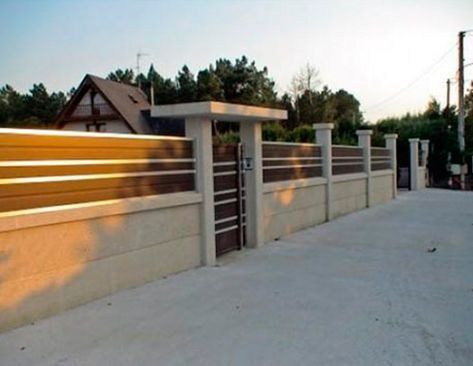 Una valla con el número 12