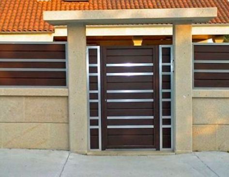 Una casa con una valla y una puerta delante de ella