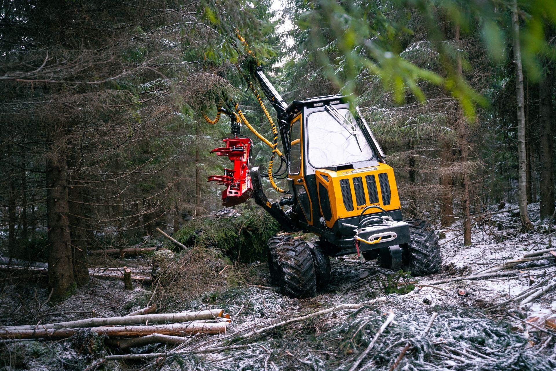 Kinetic 437 Varustettuna Tapio 160 sykeharvesterilla.