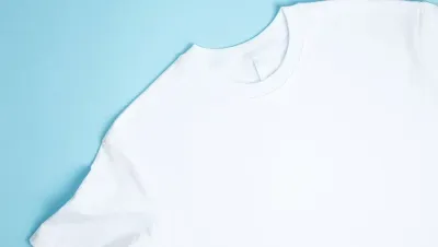 Una camiseta blanca está sobre una superficie azul.