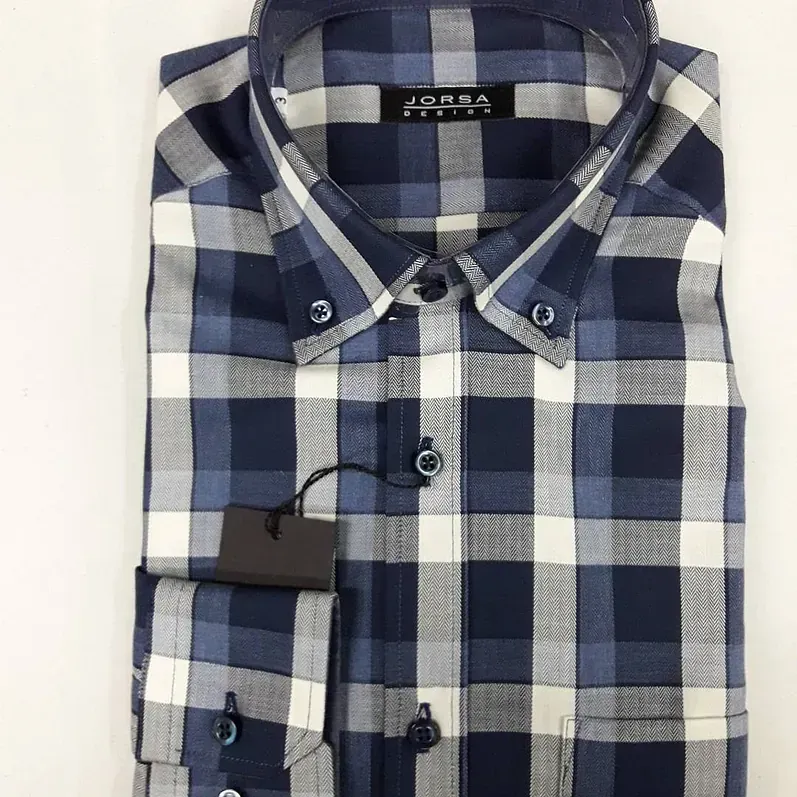 Una camisa a cuadros azul y blanca con una etiqueta.