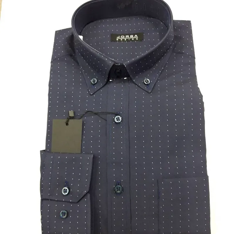 Una camisa azul oscuro con lunares blancos.