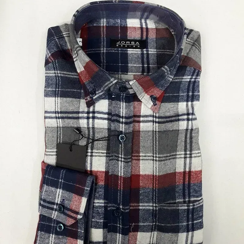 Una camisa a cuadros roja, blanca y azul con una etiqueta.