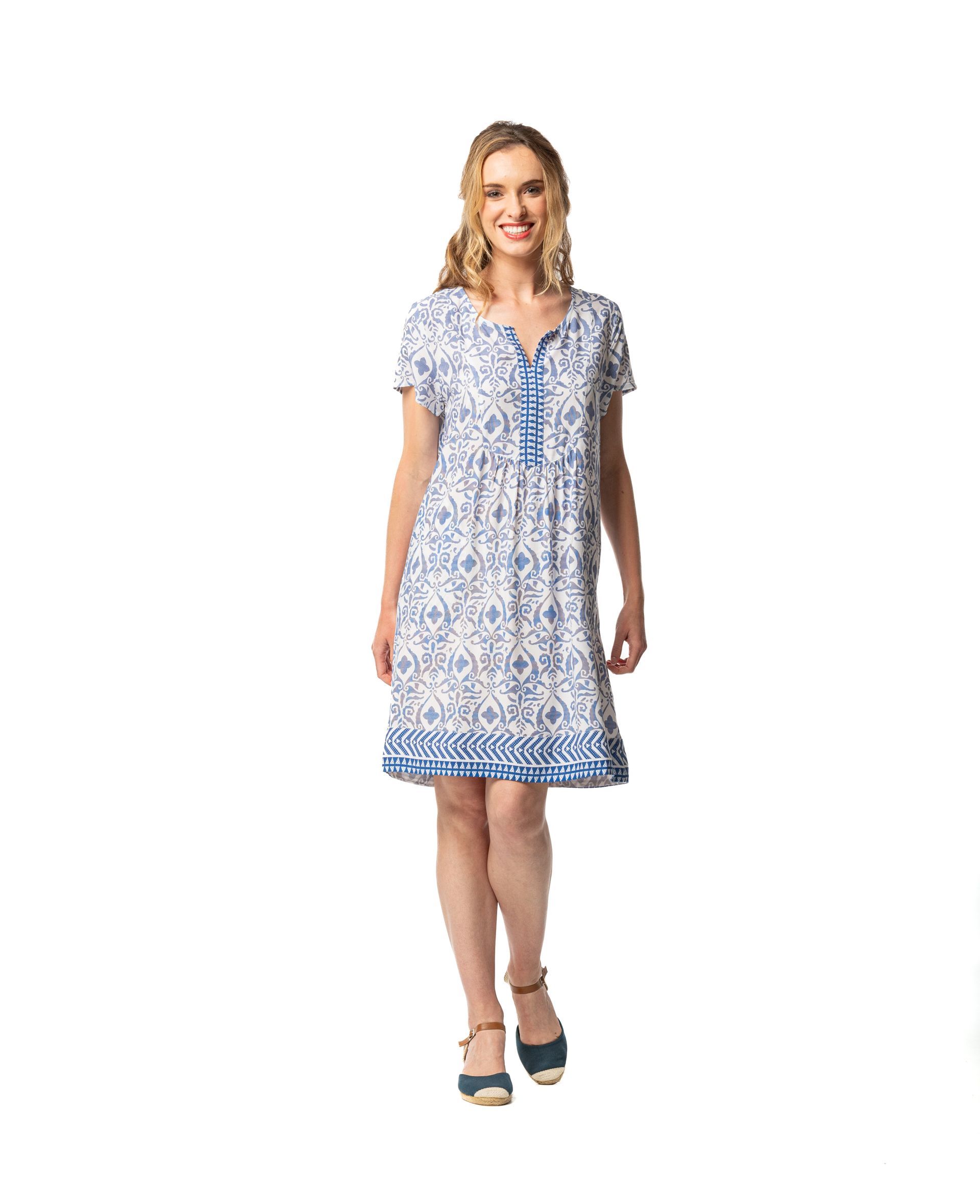 mujer con vestido de verano tonos azules