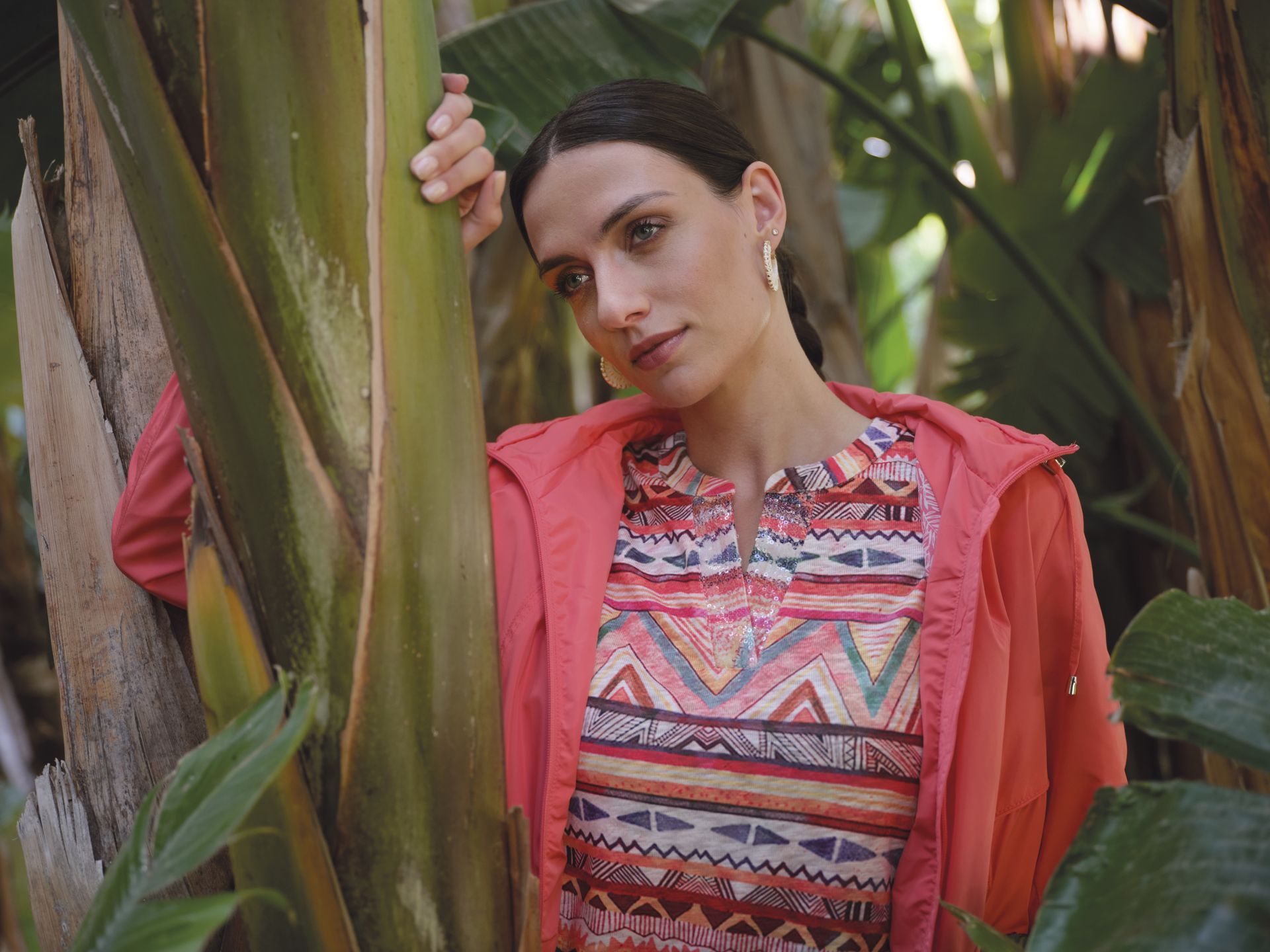 Una chaqueta blanca y negra con botones en las mangas