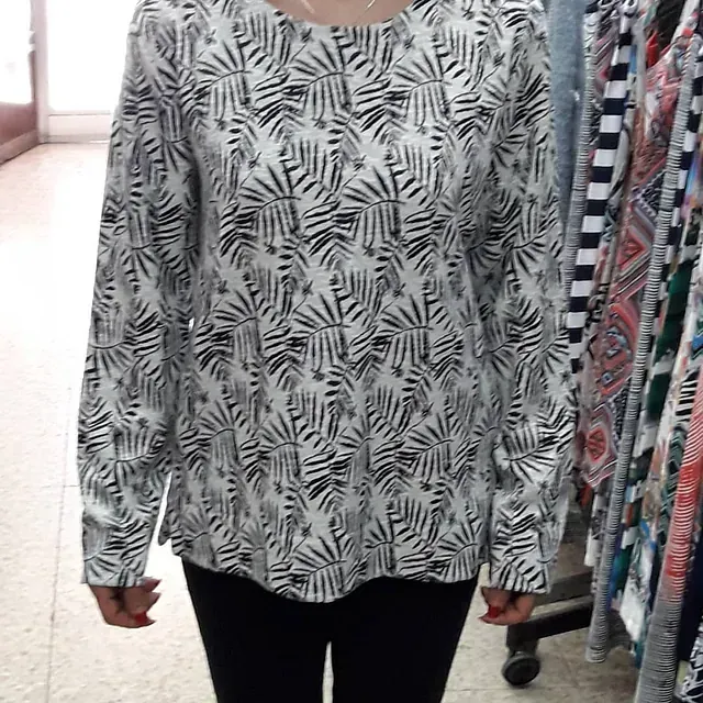 Una mujer que lleva una camisa con estampado de cebra en blanco y negro
