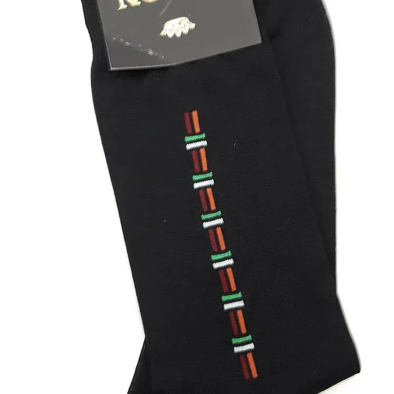 Un par de calcetines negros con una etiqueta.