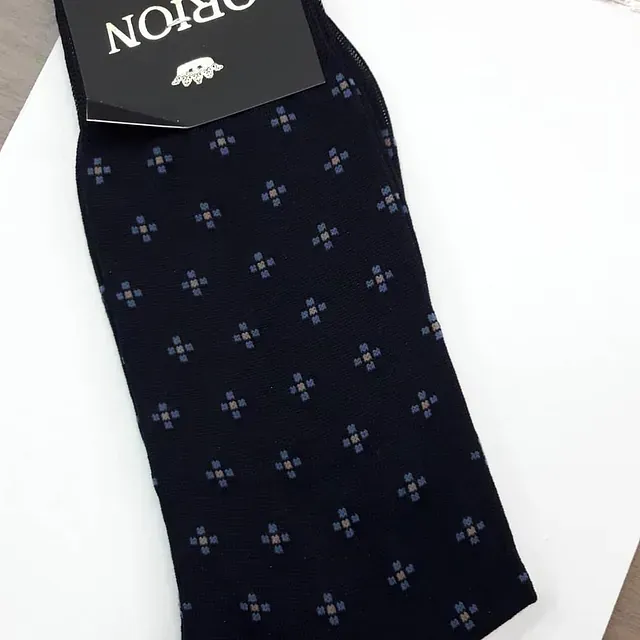 Un par de calcetines negros con cruces blancas.