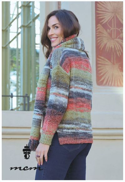 Una pila de suéteres coloridos colocados uno encima del otro en un estante.