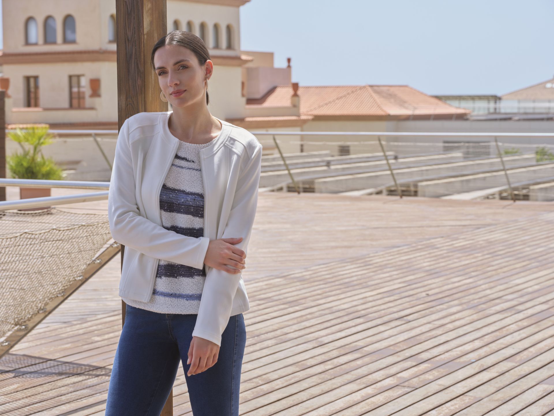 Tres mujeres están paradas una al lado de la otra vistiendo diferentes atuendos.