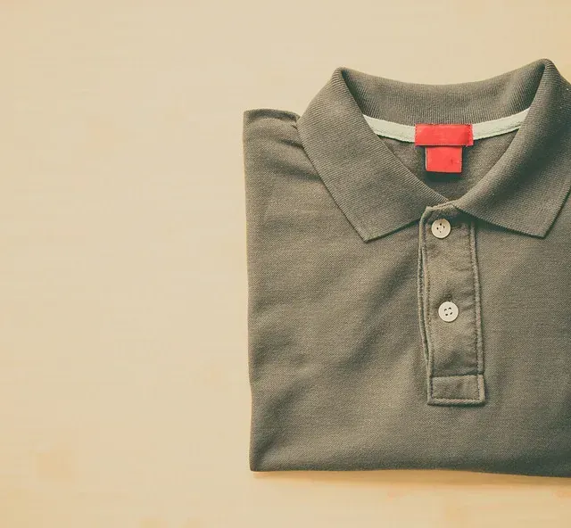 Un polo gris doblado con cuello rojo