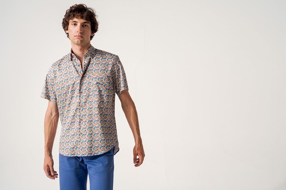 Una camisa a cuadros con una etiqueta que dice Rossa.