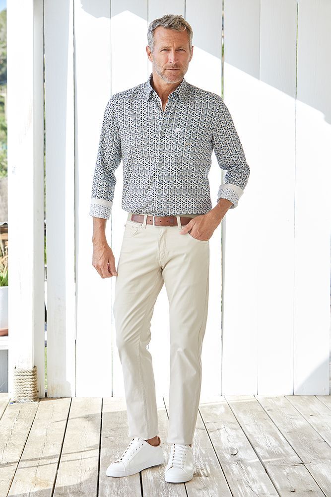 Una camisa a cuadros azul y blanca con una etiqueta.