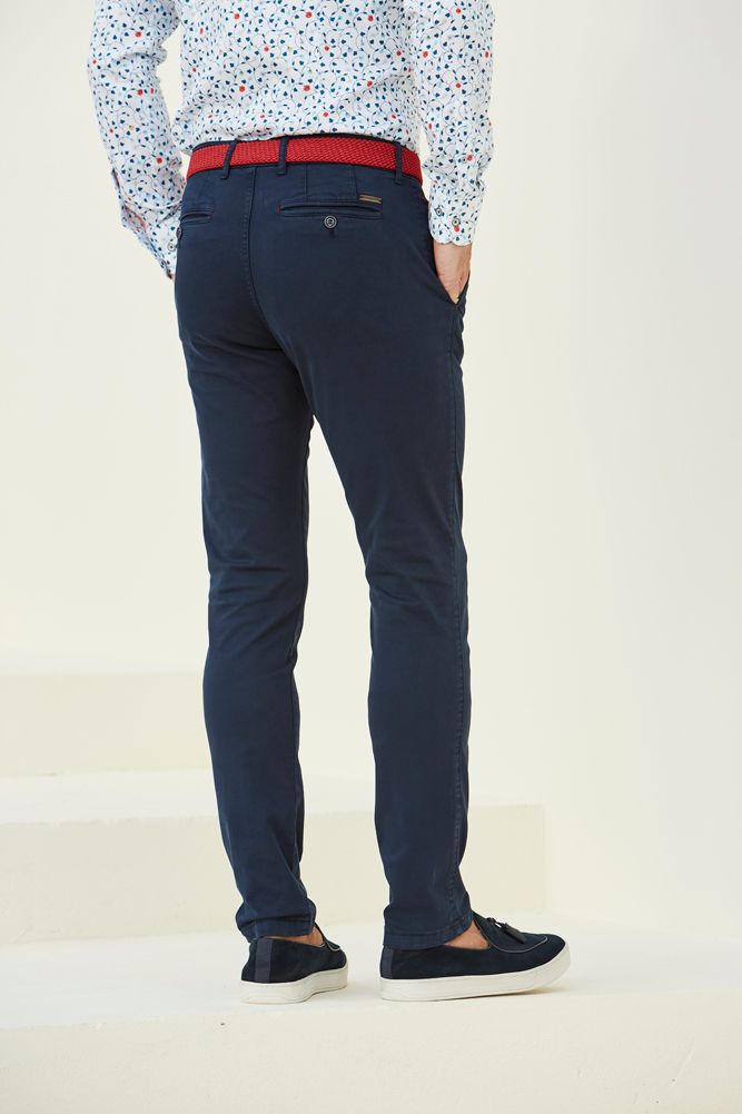 Una mujer que lleva una camisa de rayas blancas y negras