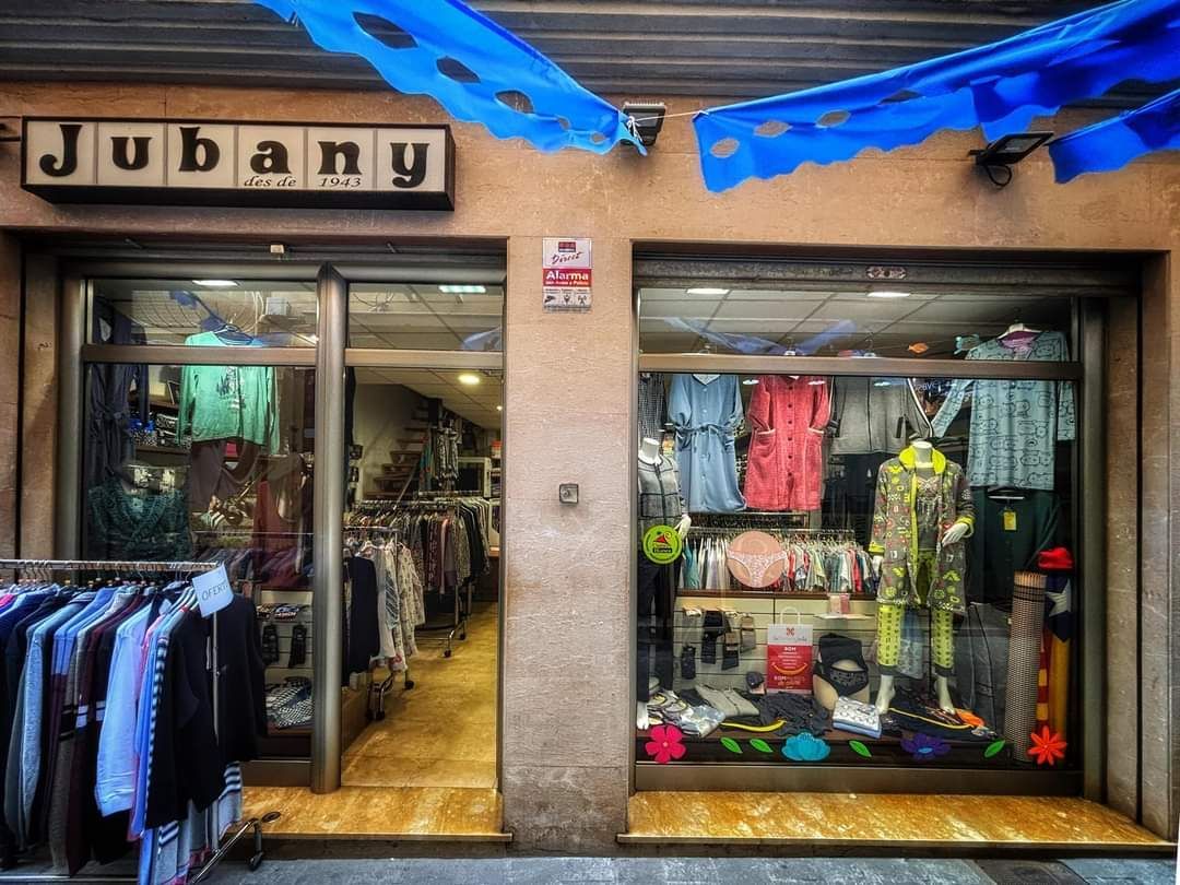 El frente de una tienda de ropa llamada Jubany