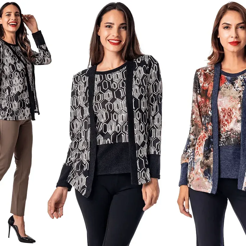 Tres mujeres están paradas una al lado de la otra con diferentes chaquetas.