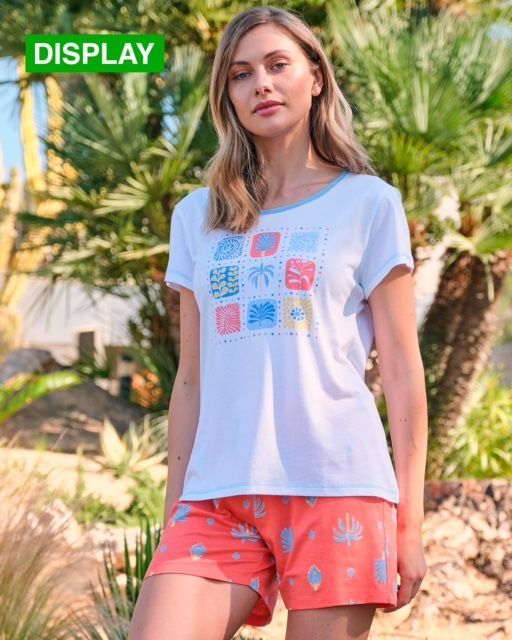 Una mujer lleva una chaqueta gris con una estrella blanca en la parte delantera.