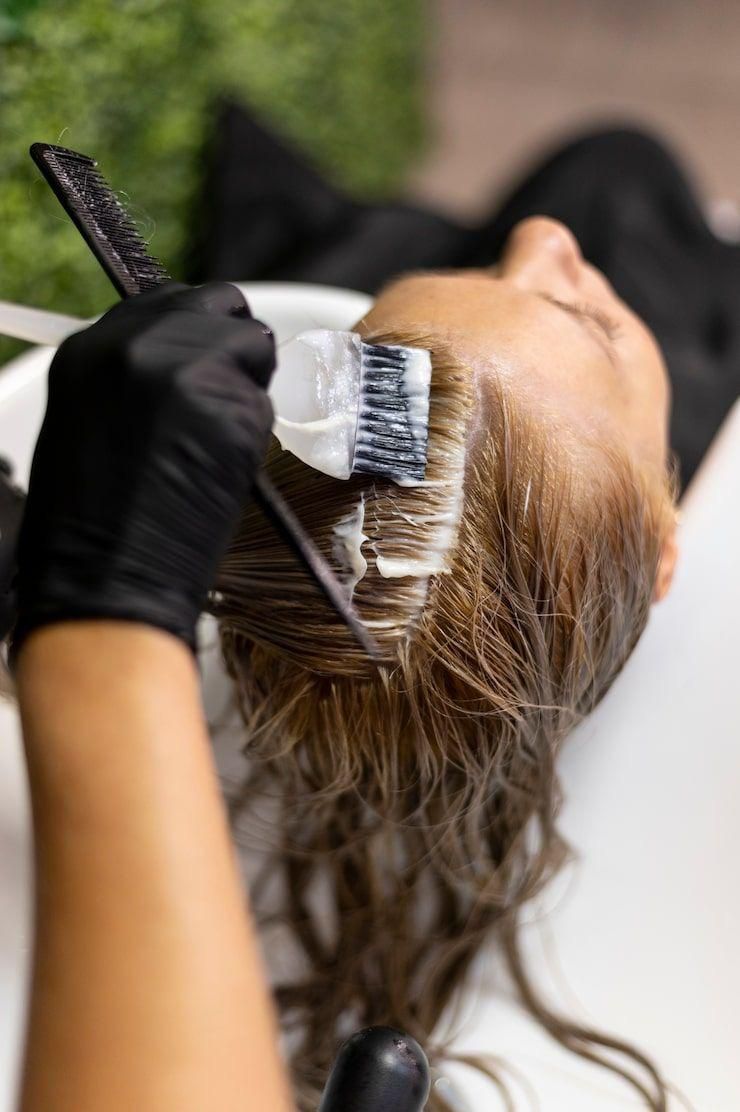Menú de peluquería: modelo con cabello oscuro, opciones de cortes, color, peinado y uñas.