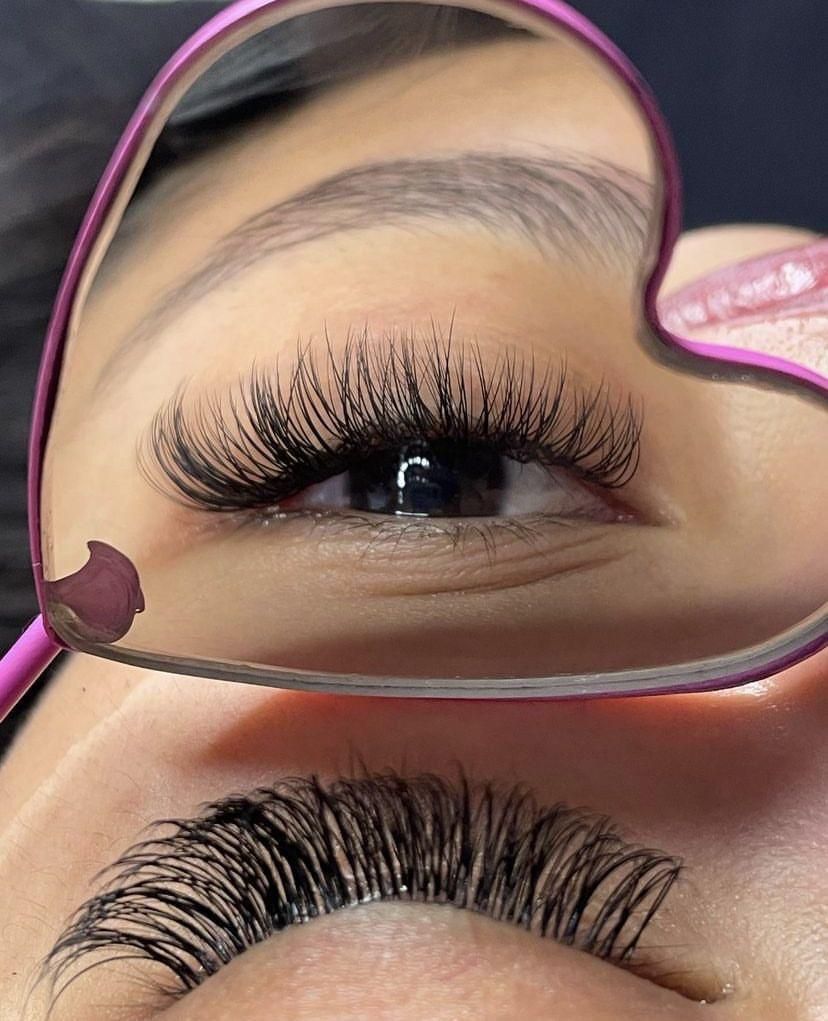 Persona que recibe microblading de cejas; técnico utilizando herramienta de lápiz.