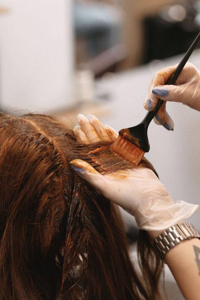 Promoción de alisado capilar desde 80 €. Presenta a una persona con cabello liso y negro. Valentina Estética.