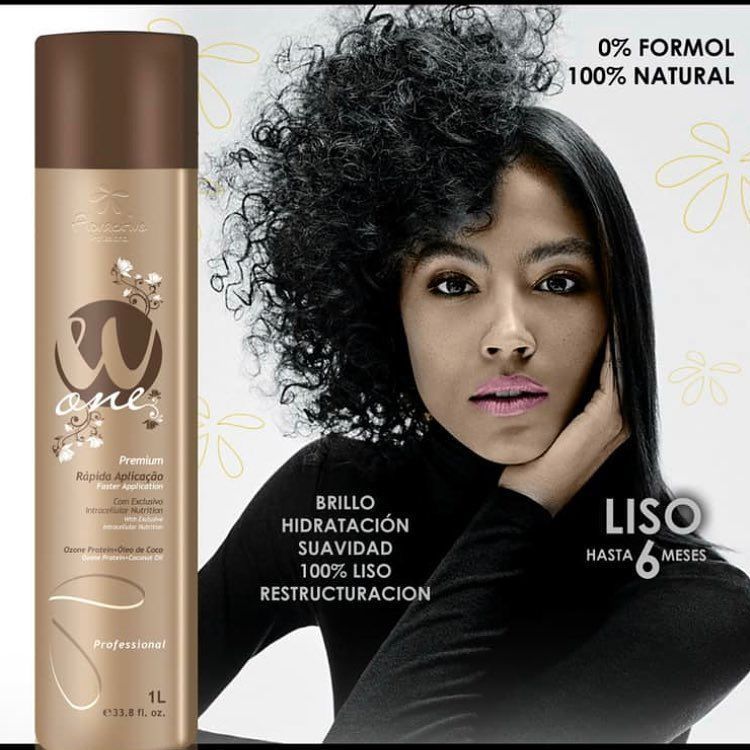 Anuncio de un producto para el cabello con una modelo, cabello negro rizado y un texto que promociona un alisado e hidratación 100% naturales y sin frizz.