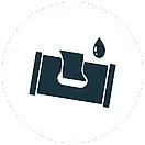 Un pañuelo de papel en un dispensador con una gota de agua.