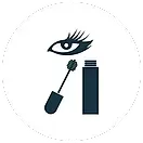 Ojo con rímel y cepillo al lado del tubo de rímel.