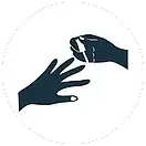 Una mano dándole una pastilla a otra mano.