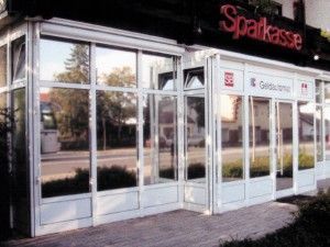 eine Sparkasse mit vielen fenstern und türen .