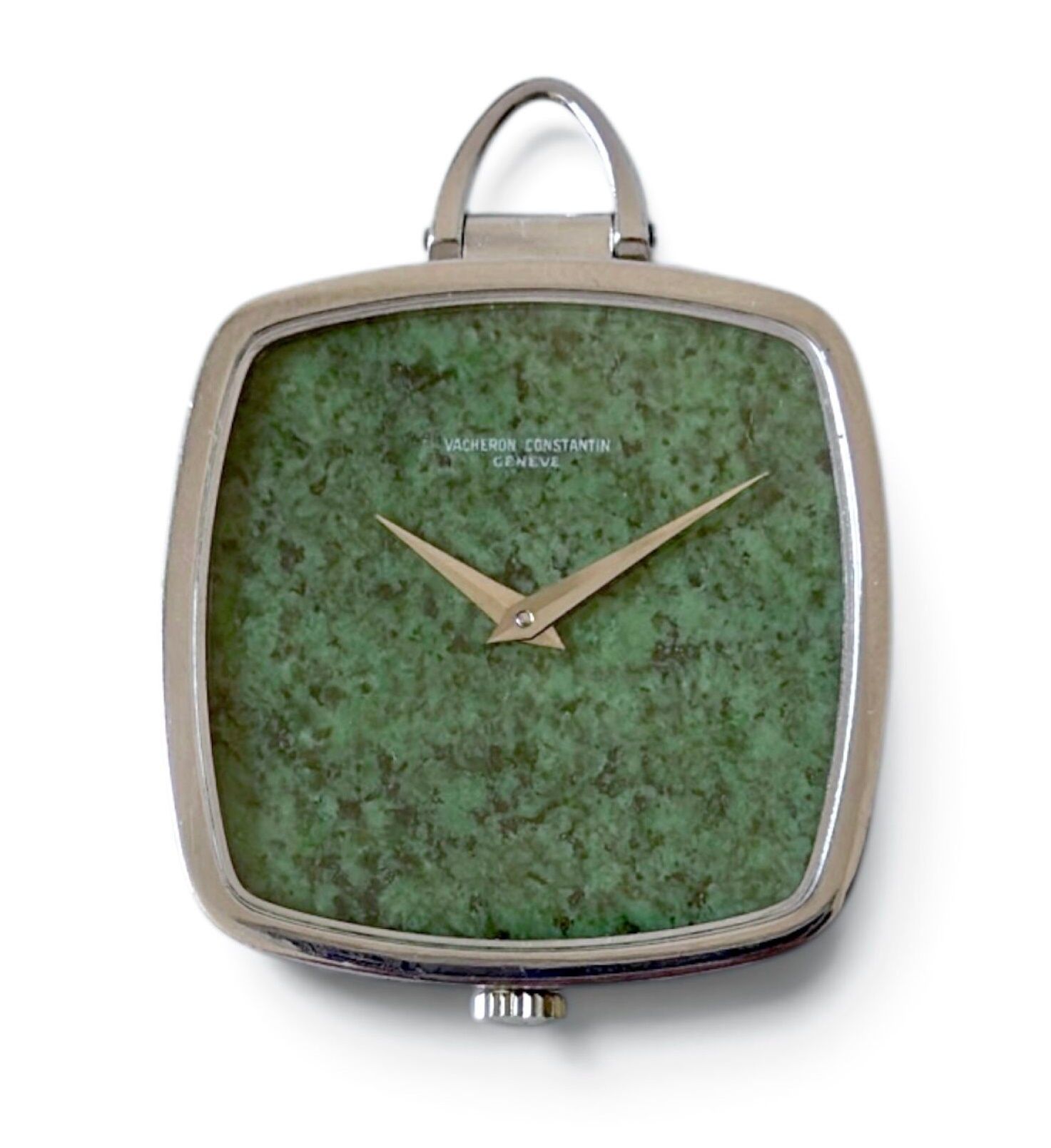 Montre de smoking en or blanc 18k sur fond de pierre dure , vendue 4 300€ aux enchères.