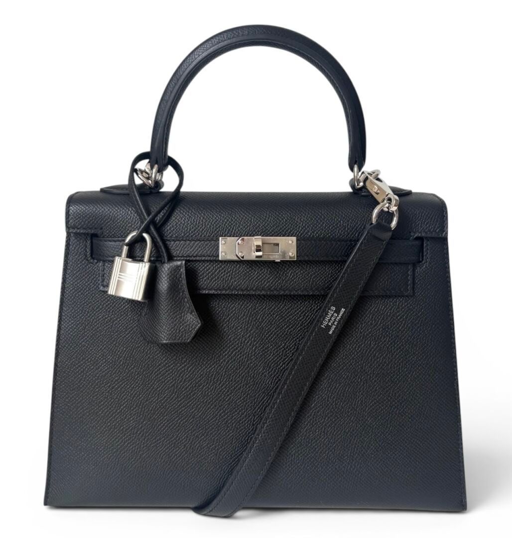 Sac HERMES Kelly 25 de 2025 en veau epsom noir vendu 2 000 € aux enchères.