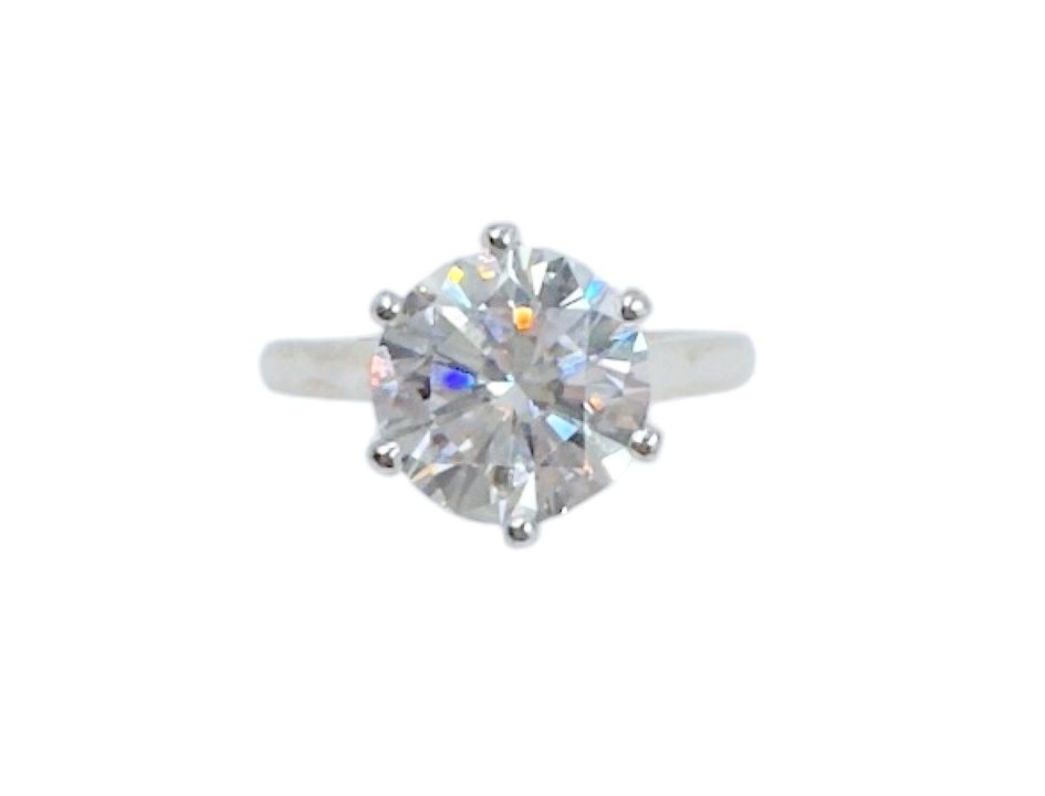 Dessus d'un diamant sur une bague.