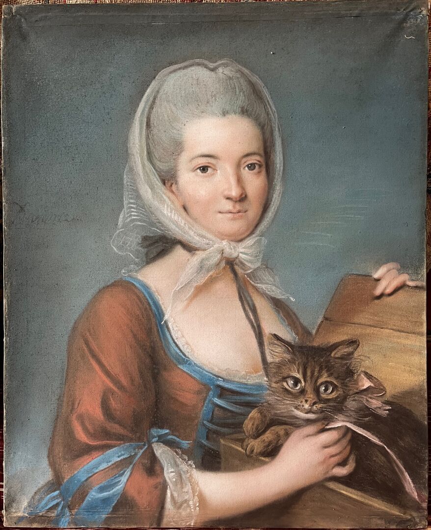 Portrait d'une femme coiffée d'un bonnet tenant un chat, avec une caisse en bois à côté d'elle