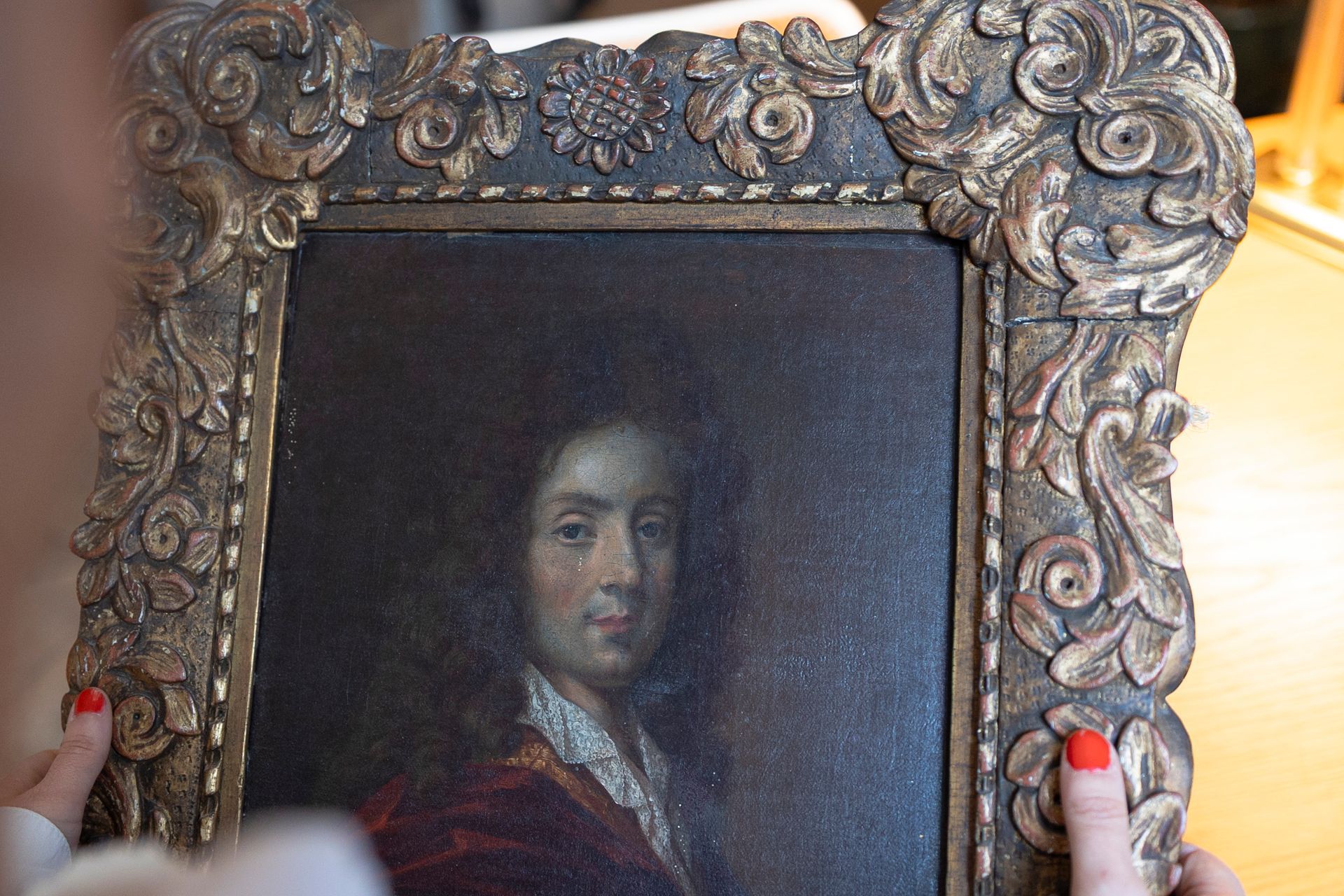 Portrait d'un homme dans un cadre ancien.