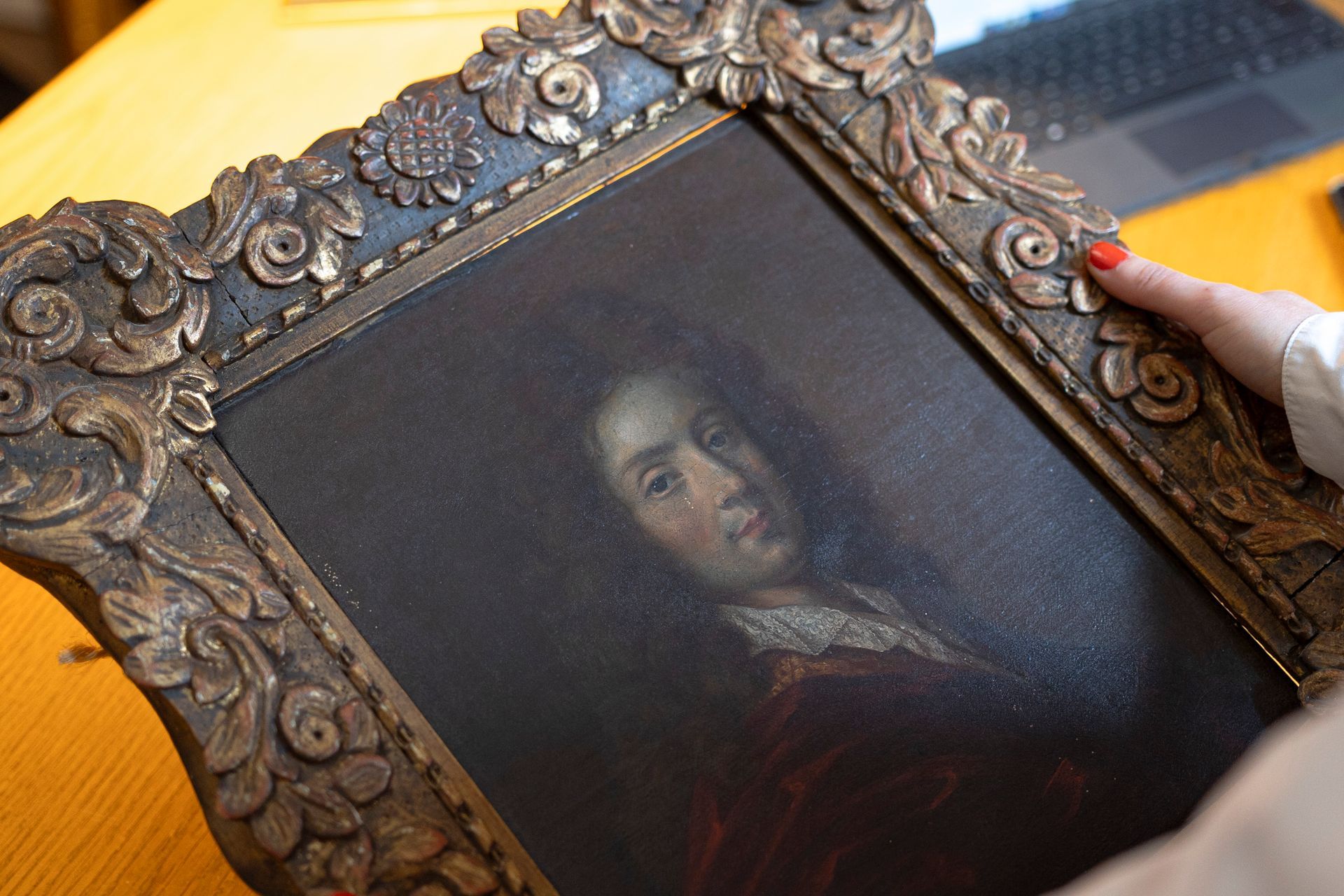 Portrait d'un homme en peinture dans un cadre très ancien.