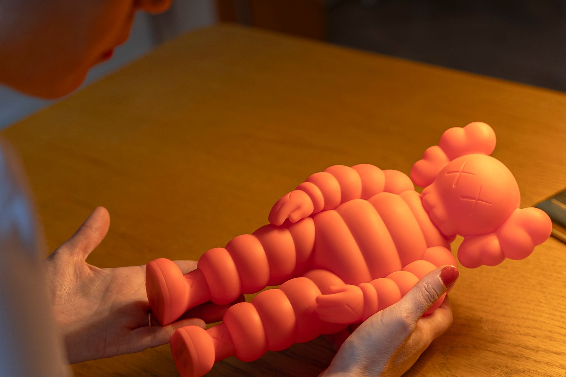 Une sculpture d'un personnage de couleur orange avec des croix à la place des yeux.