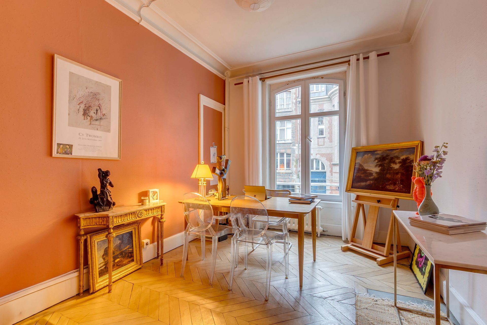 Un bureau et des chaises dans une pièce avec des tableaux et divers objets d'art.